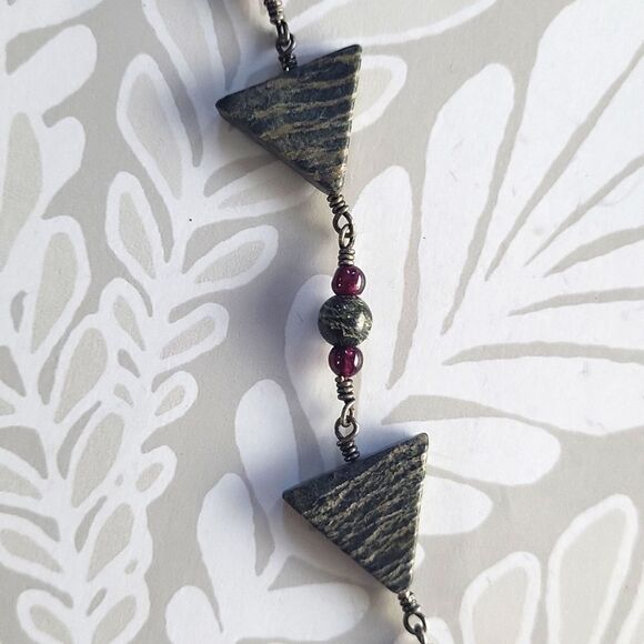 Seraphinite and Garnet Beaded Stone Necklace - Picture 4 of 4